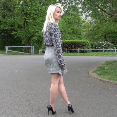 stiletto she totters