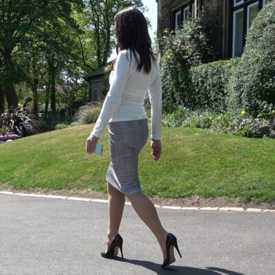 come close to her heels