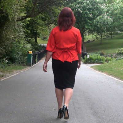 walk and look at her heel