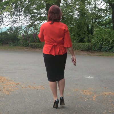 walk and look at her heel