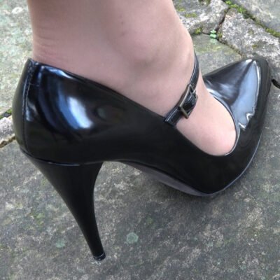 see her heel, feel it close